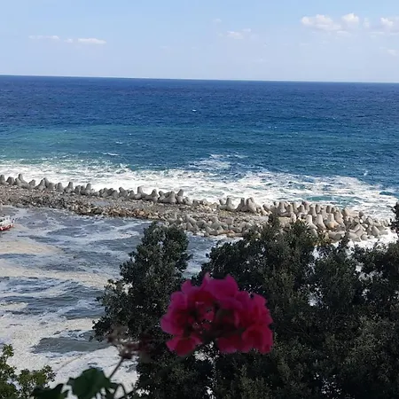 Pensión To Limanaki