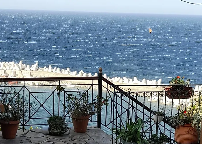 To Limanaki Pensión