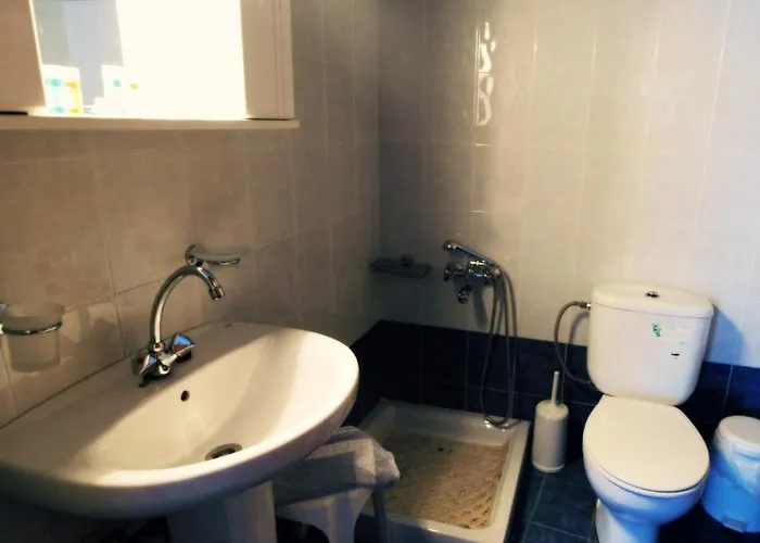 Pensión To Limanaki 3*